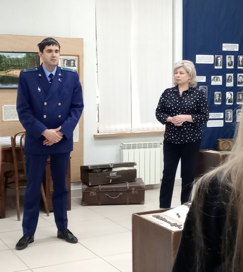 Заместитель прокурора Речицкого района Н.И. Ласица на встрече с учащимися средней школы № 12 г.Речицы