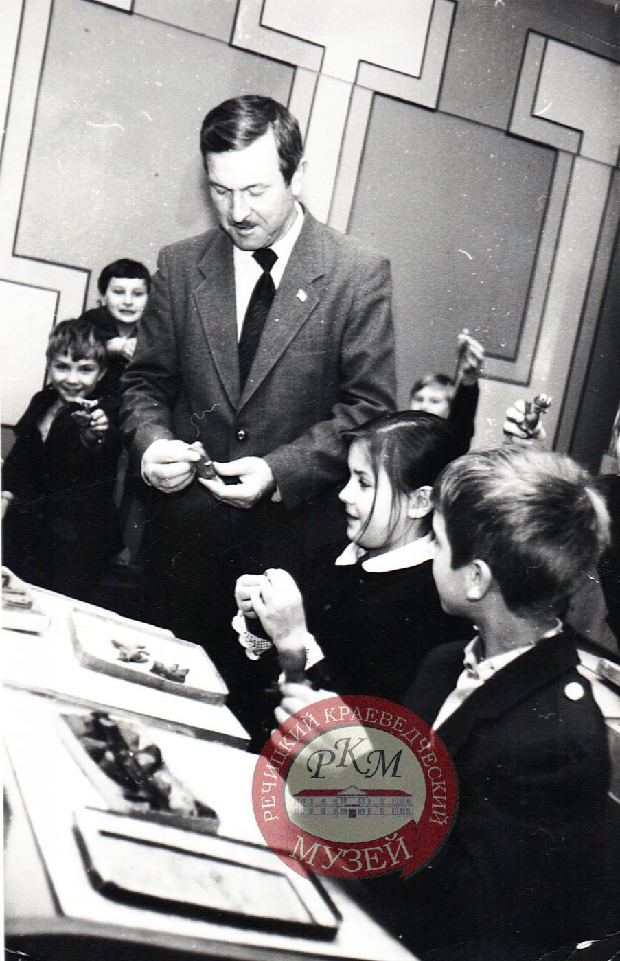 Буслов Виктор Александрович (1940-2001), преподаватель рисования и черчения средней школы № 7 г. Речицы, во время урока. Г. Речица, 1990-е гг. Фото из фондов Речицкого краеведческого музея