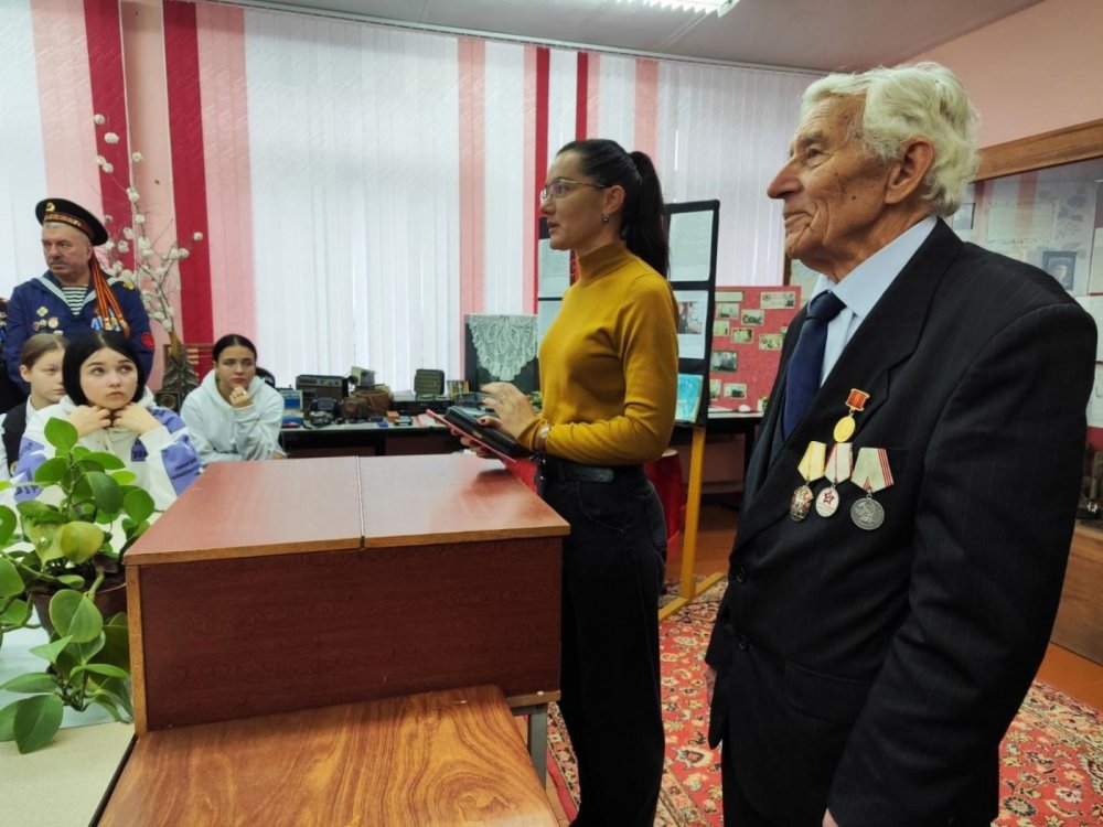 Выступает старший научный сотрудник Речицкого краеведческого музея Наталья Сернова. Аг. Вышемир, школьный комплексный музей ГУО "Вышемирская средняя школа Речицкого района". 17.11.2023 г. Фото с сайта ГУО "Вышемирская средняя школа Речицкого района"